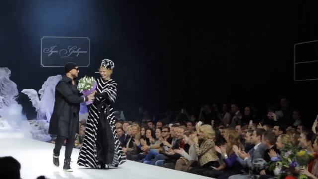 Экшн! Игорю Гуляеву летит букет от Светланы Лободы Неделя моды в Москве 2013 смотреть онлайн