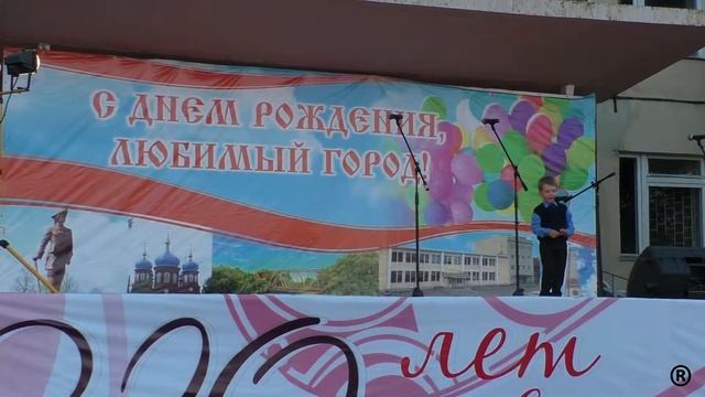 Стихотворение * У бабушки в деревни * читает Денис Пиянзин. День города. Петровск 2018 года. смотреть онлайн