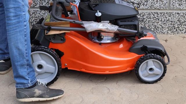 HUSQVARNA LC 353 AWD (unboxing and first ignition) смотреть онлайн