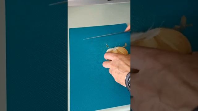 Как почистить ЛУК без Слез ? #shorts смотреть онлайн