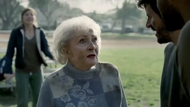 Snickers - Betty White (Super Bowl 2010 Commercial) - [HD] смотреть онлайн