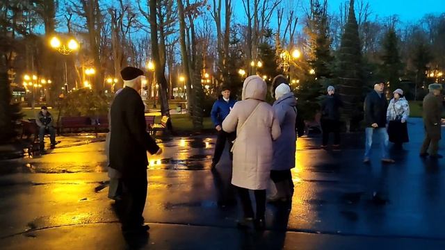 ЗРЯ ЗАПАЛ ТЫ НА МЕНЯ ВСЕРЬЁЗ!??/ТАНЦЫ В ПАРКЕ ГОРЬКОГО ХАРЬКОВ НОЯБРЬ 2021 смотреть онлайн