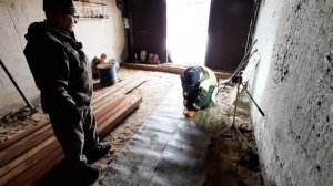 РЕМОНТ В УБИТОМ ГАРАЖЕ 1/6: стелим новый пол / деревянный пол