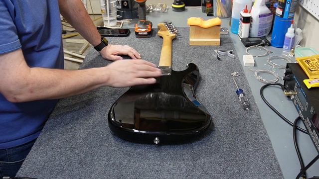 2016 Squier Mini Strat - How much different is it from a regular Squier? Inspecting and Setup смотреть онлайн