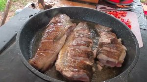 Рыба "аква пацца" в сухом вине, готовим на берегу реки. Рыба на сковороде. Шикарное блюдо из рыбы