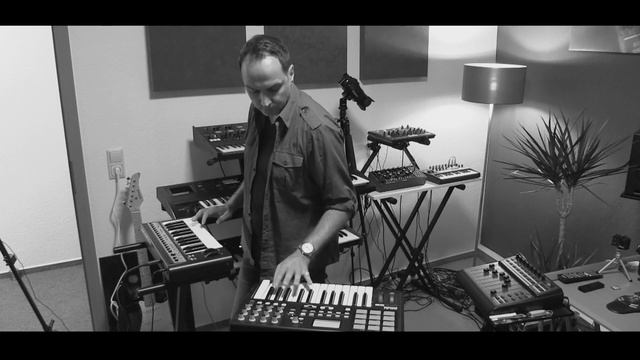 Live Session: Digital Factor (Novation Bass Station, Moog Mother 32, Arturia Drumbrute, Arp Odyssey смотреть онлайн
