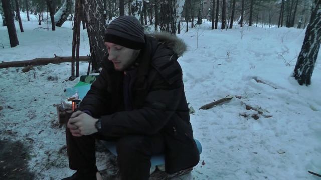 Парный поход в лес, нодья, костер наоборот, тушенка, подготовка к ночевке в лесу смотреть онлайн