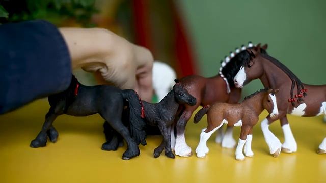 Семья лошадей Клайдсдейл от Шляйх смотреть онлайн