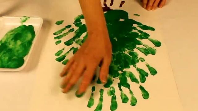 Finger painting Christmas craft: Paint a Christmas Tree смотреть онлайн