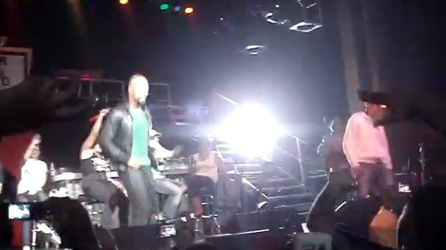 N.E.R.D. Chad dancing wit Common 09-15-08 смотреть онлайн