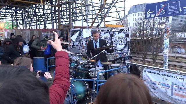 Уличный барабанщик в Берлине смотреть онлайн