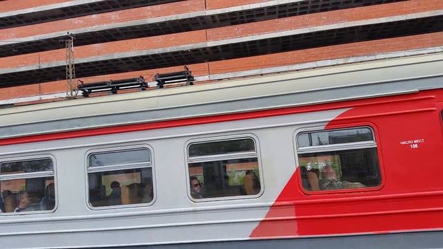 Электричка на станции Тушино в Москве Готовится к отъезду смотреть онлайн