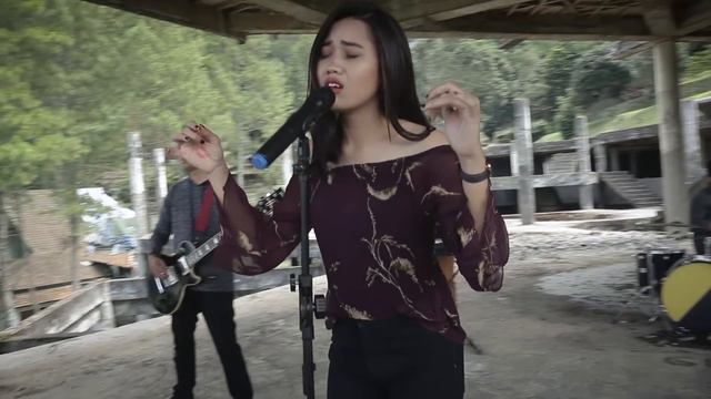 Vitanova - Set Fire To The Rain (Cover) смотреть онлайн