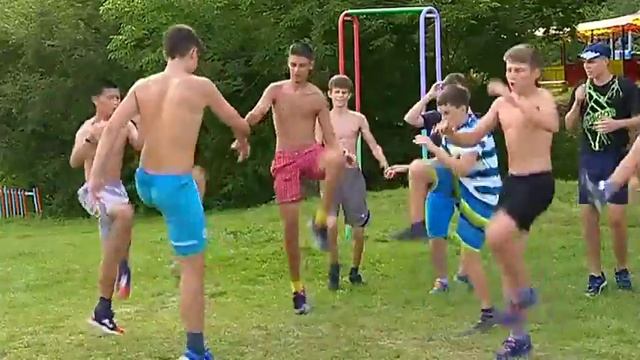 Молодые кикбоксеры провели в лагере 