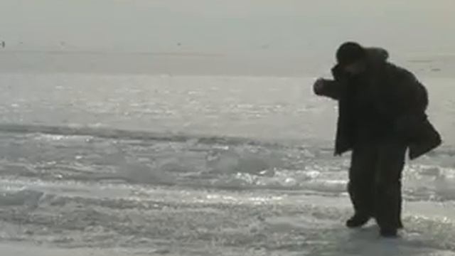 Как бурить лунки смотреть онлайн