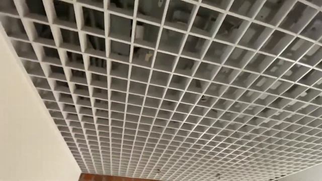 Москва. Пресненский район. Монтаж подвесного потолка Грильято. Ячейка 100х100 смотреть онлайн