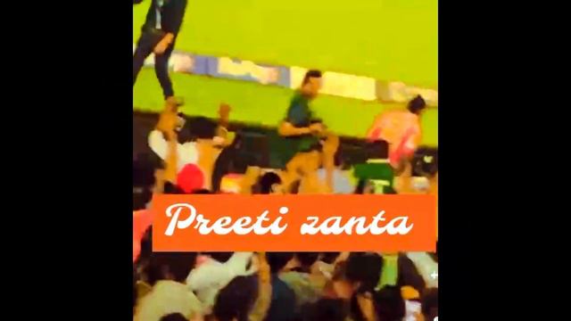 Preity Zinta giving Tshirt to fans kl rahul Reaction|lsg vs pbks ipl match 2023|preity zinta in ip смотреть онлайн