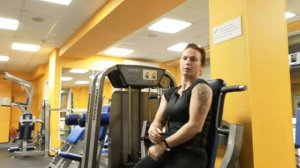 Жим в тренажере на мышцы груди