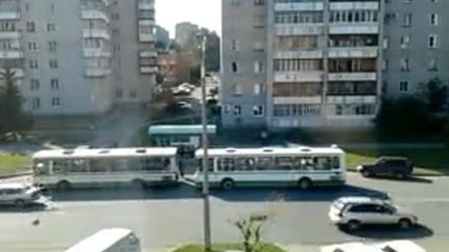 Садоводы в предвкушении погрузки на дачный автобус смотреть онлайн