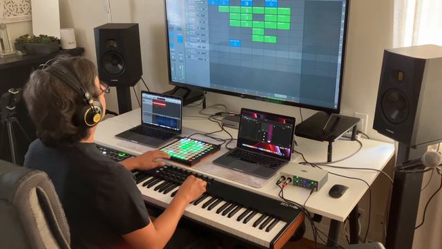 Remix Fx, Novation Launch pad & Arturia Keylab with Live Loops at Logic смотреть онлайн