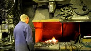 Художественная ковка кронштейна.Ковка валюты. Forging process