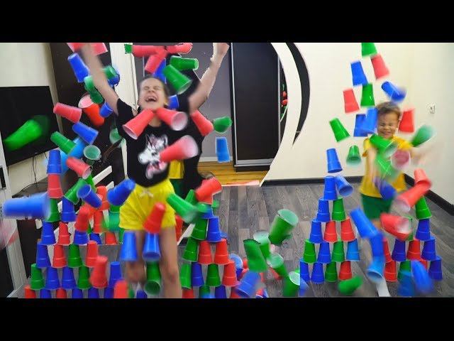 Ульяна и Захар устроили ЧЕЛЛЕНДЖ! Сбей СТАКАНЧИКИ своим ТЕЛОМ смотреть онлайн