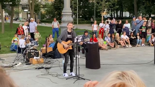 Роман Конограй поёт «Кукушку» Цоя вместе со зрителями, уличный концерт у ВДНХ 8.08.2020..mp4 смотреть онлайн