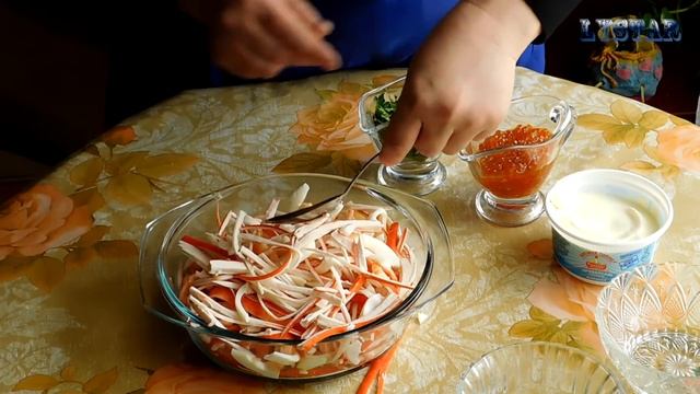 Салат царский с красной икрой креветками и крабовыми палочками смотреть онлайн