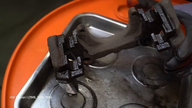 How to change front brake discs on VW SHARAN 1 [TUTORIAL AUTODOC] смотреть онлайн