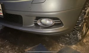 Замена левой противотуманной фары на мерседес w204. Замена лампочки.
