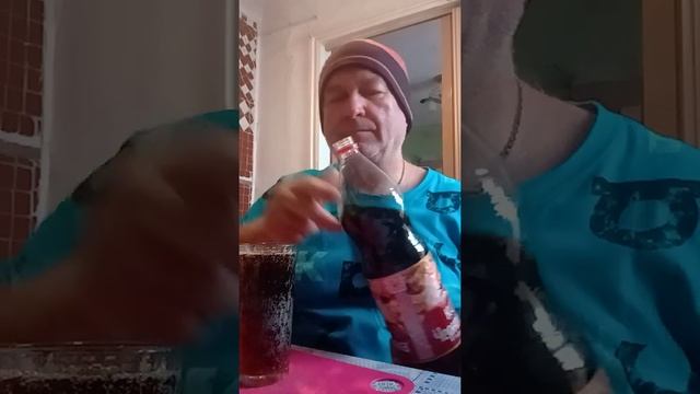 На обзор напиток безалкогольный сильногазированный Черноголовка кола из магазина красное и белое смотреть онлайн