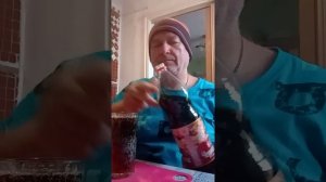 На обзор напиток безалкогольный сильногазированный Черноголовка кола из магазина красное и белое