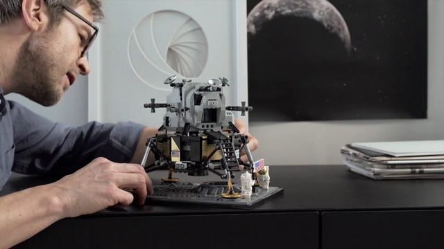 Fly to the Moon - LEGO Creator 10226 Lunar Lander Model Launch смотреть онлайн