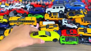 Коллекция игрушечных машинок с пола