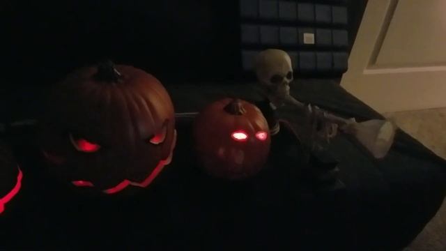Animatronic Jack-o'-lanterns sing Hell by Squirrel Nut Zippers смотреть онлайн