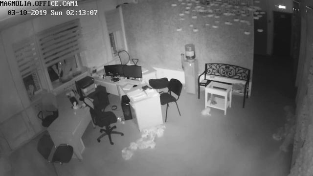 Проникновение в офис через окно ночью! Снято с камеры видеонаблюдения!