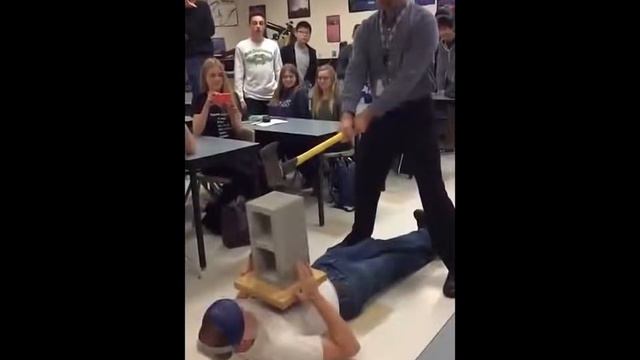 По яйцам))) Прикол упс смотреть онлайн