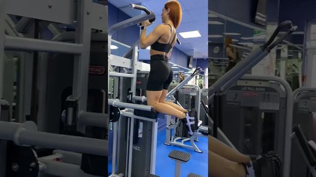 Подтягивание в гравитроне параллельным узким хватом смотреть онлайн