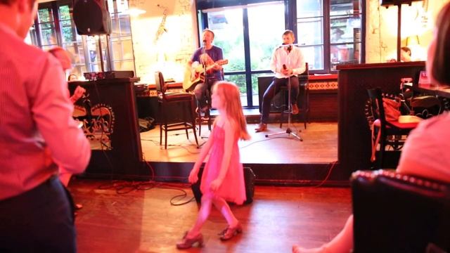 Платье в горошек с Роксе смотреть онлайн