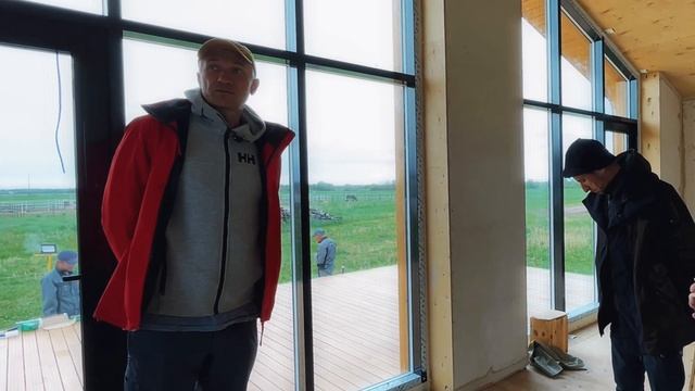Попали на стройку соломенного дома: путешествие в Тверь с командой «Новой жизни» смотреть онлайн