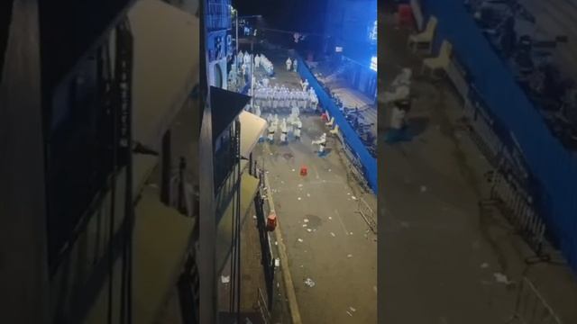 Построение «фаланги» китайской полиции на улицах одного из протестующих городов. смотреть онлайн