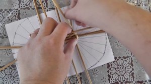 Как сплести овальное донышко из газетных трубочек