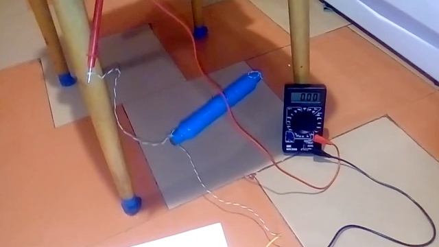 Отталкивание электромагнита 6 Ампер от магнитного поля Земли. Электро компас смотреть онлайн