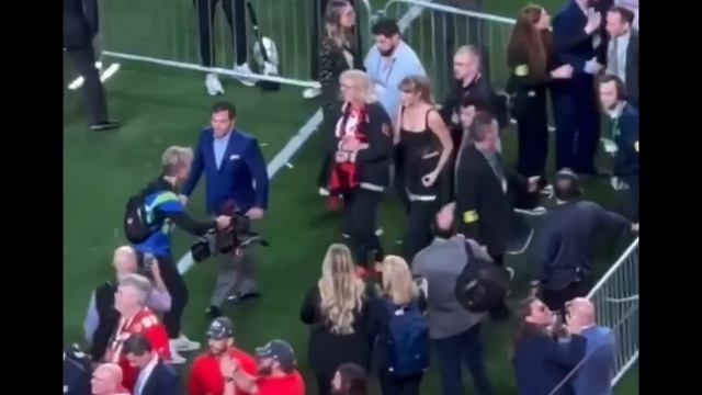Taylor Swift with Kelce Family on the field CELEBRATING Travis Kelce’s Chiefs win in Super Bowl смотреть онлайн