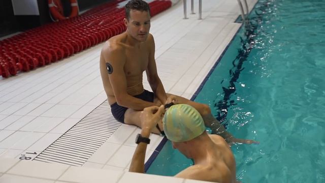 APRENDIENDO A NADAR CON JAN FRODENO | Carlos Verona смотреть онлайн