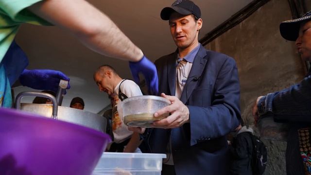 раздача еды бездомным в социальном центре Умиление смотреть онлайн