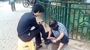 Чистка обуви на улице Китая