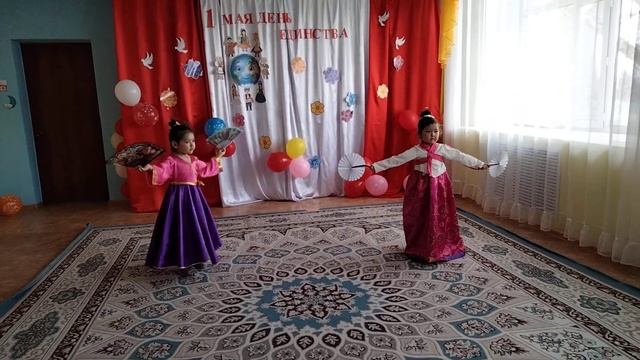 Старшая группа "Корейский танец с веерами" смотреть онлайн