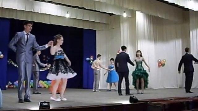 МБОУ "СОШ №33", г. Чита, Вальс выпускников 2013. Постановщик: Ирина Патрина (Леди Воздух) смотреть онлайн
