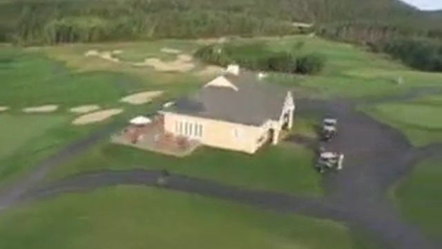 Golf Manitou Tremblant Le site et une vue aérienne смотреть онлайн